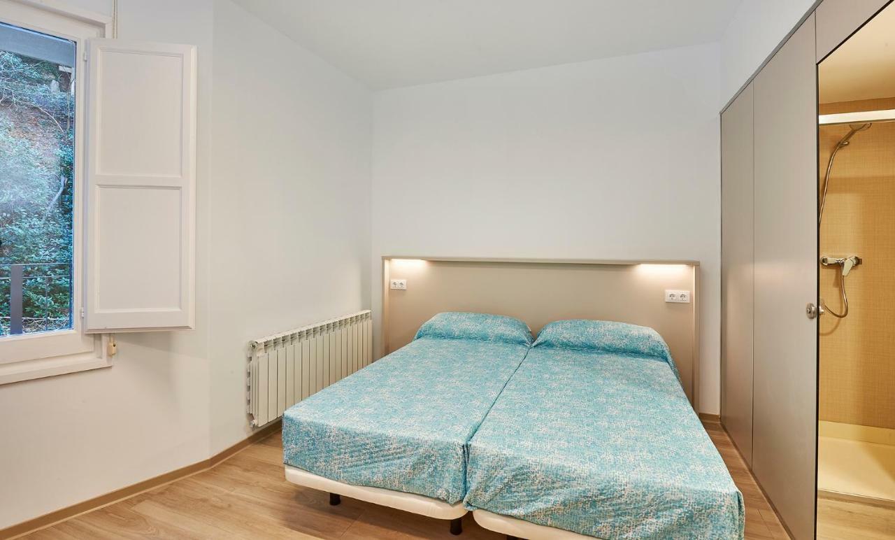 Alberg Abat Oliba Monistrol de Montserrat ภายนอก รูปภาพ A bedroom with two single beds