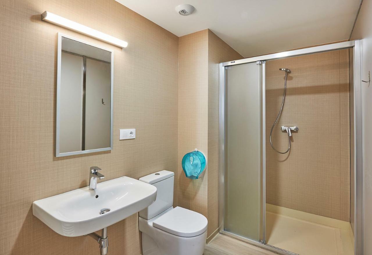 Alberg Abat Oliba Monistrol de Montserrat ภายนอก รูปภาพ A modern bathroom with a shower enclosure