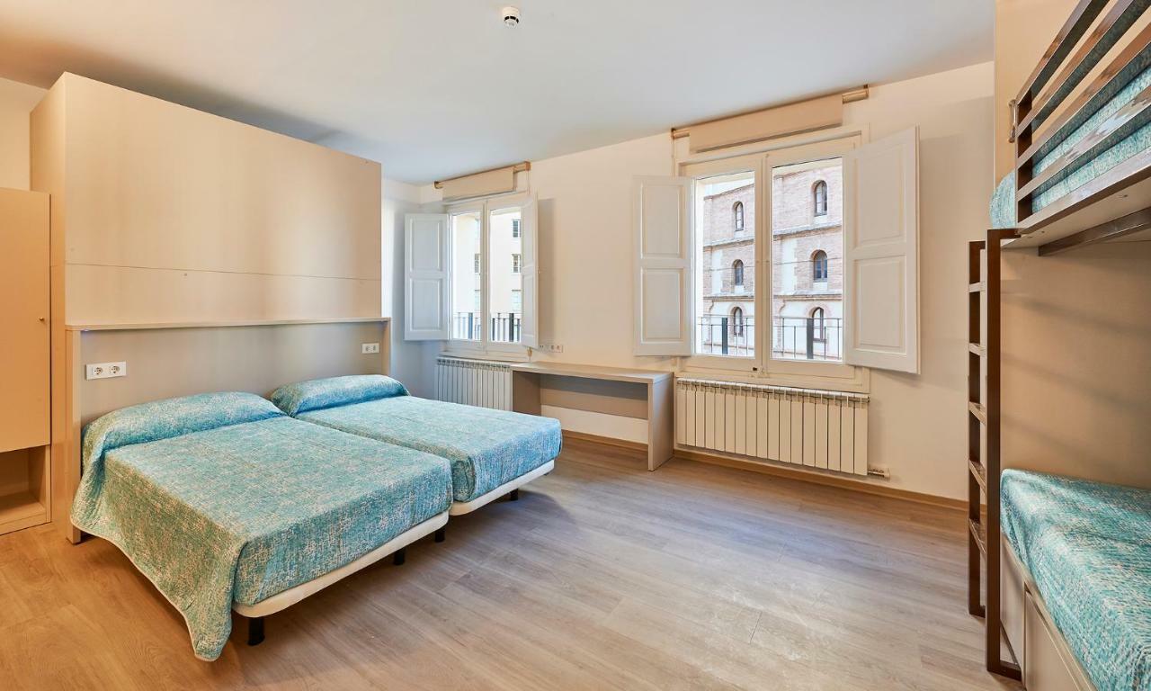 Alberg Abat Oliba Monistrol de Montserrat ภายนอก รูปภาพ Hostel room in Madrid, Spain