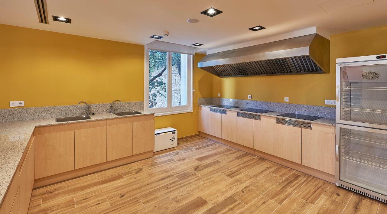 Alberg Abat Oliba Monistrol de Montserrat ภายนอก รูปภาพ A kitchen with a wall mounted ventilation hood